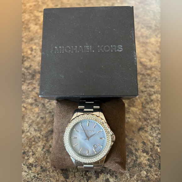 SOLD - Women’s stunning large faced Michael Kors watch - Picture 5 of 5